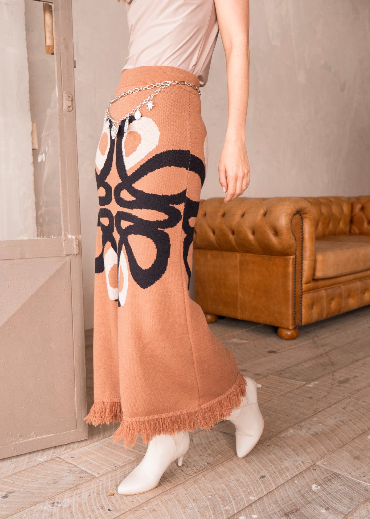 Falda larga tejida color camel con flecos 106502