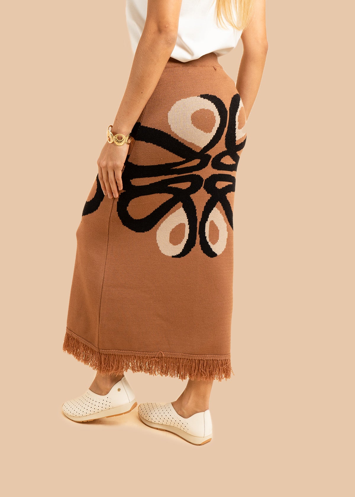 Falda larga tejida color camel con flecos 106502