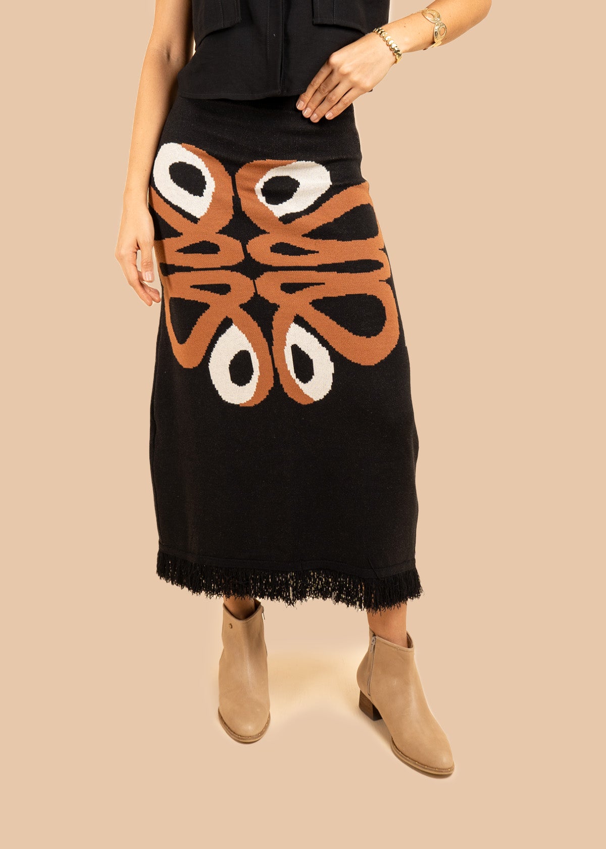 Falda larga tejida color negro con flecos 106502