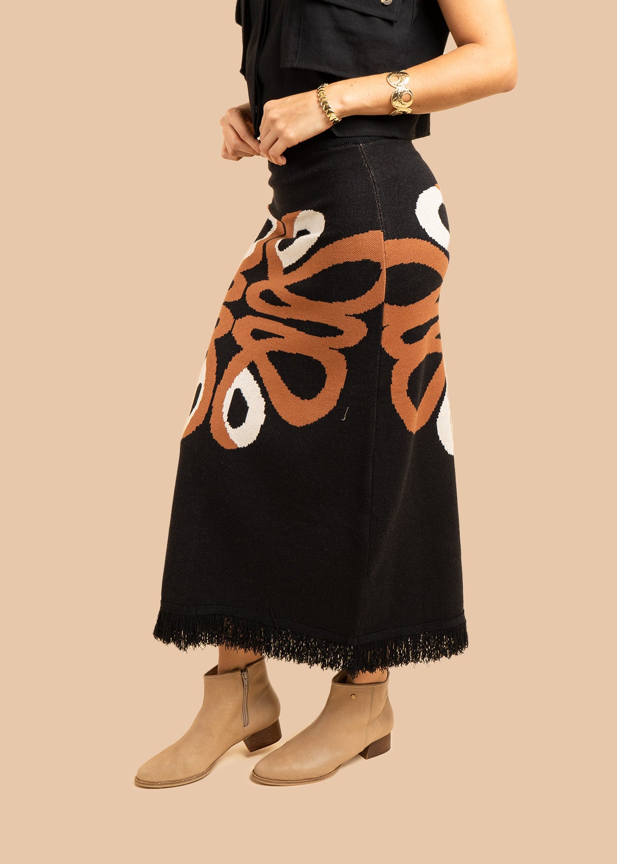 Falda larga tejida color negro con flecos 106502