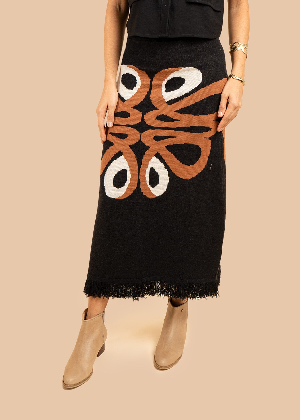 Falda larga tejida color negro con flecos 106502