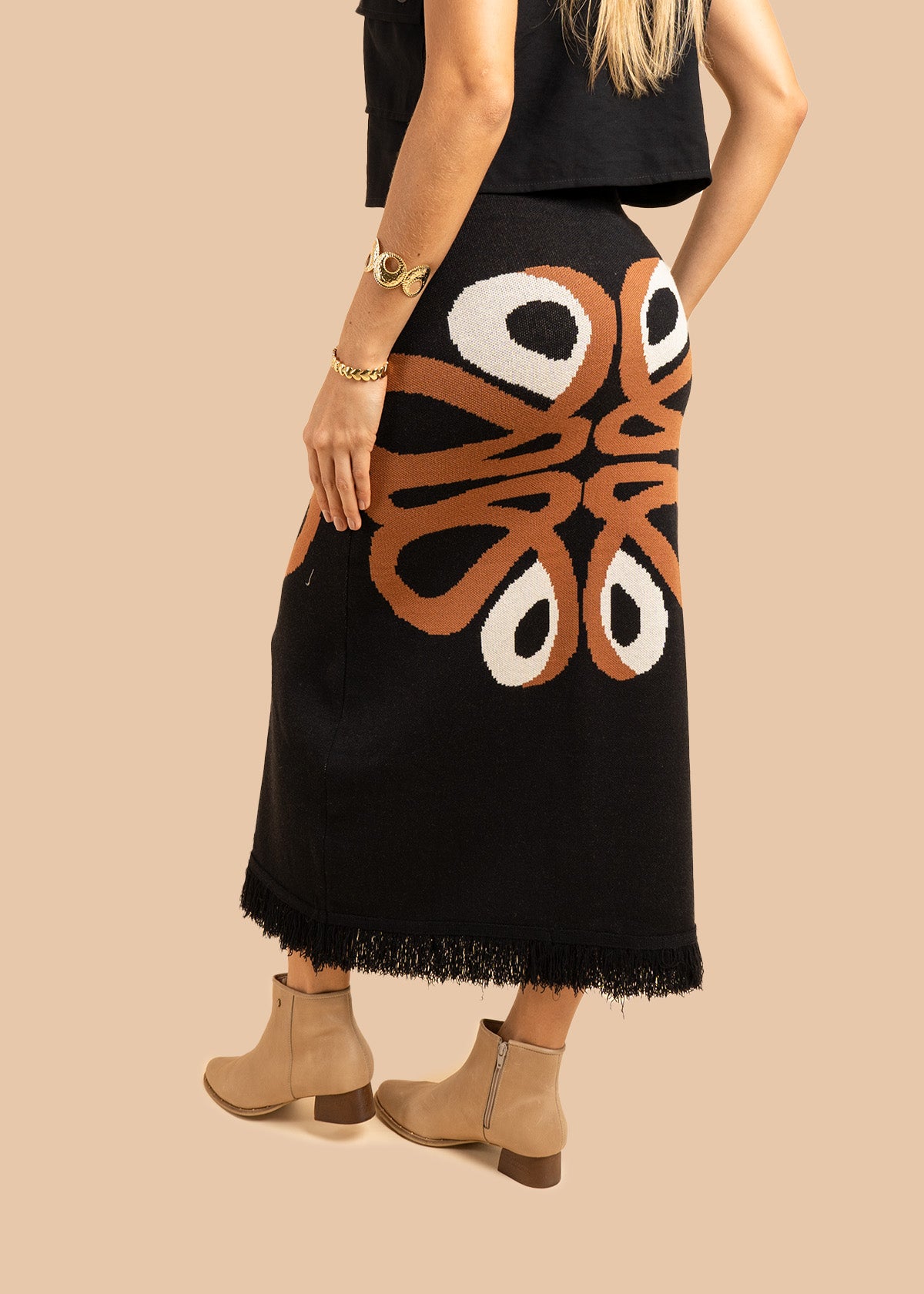 Falda larga tejida color negro con flecos 106502