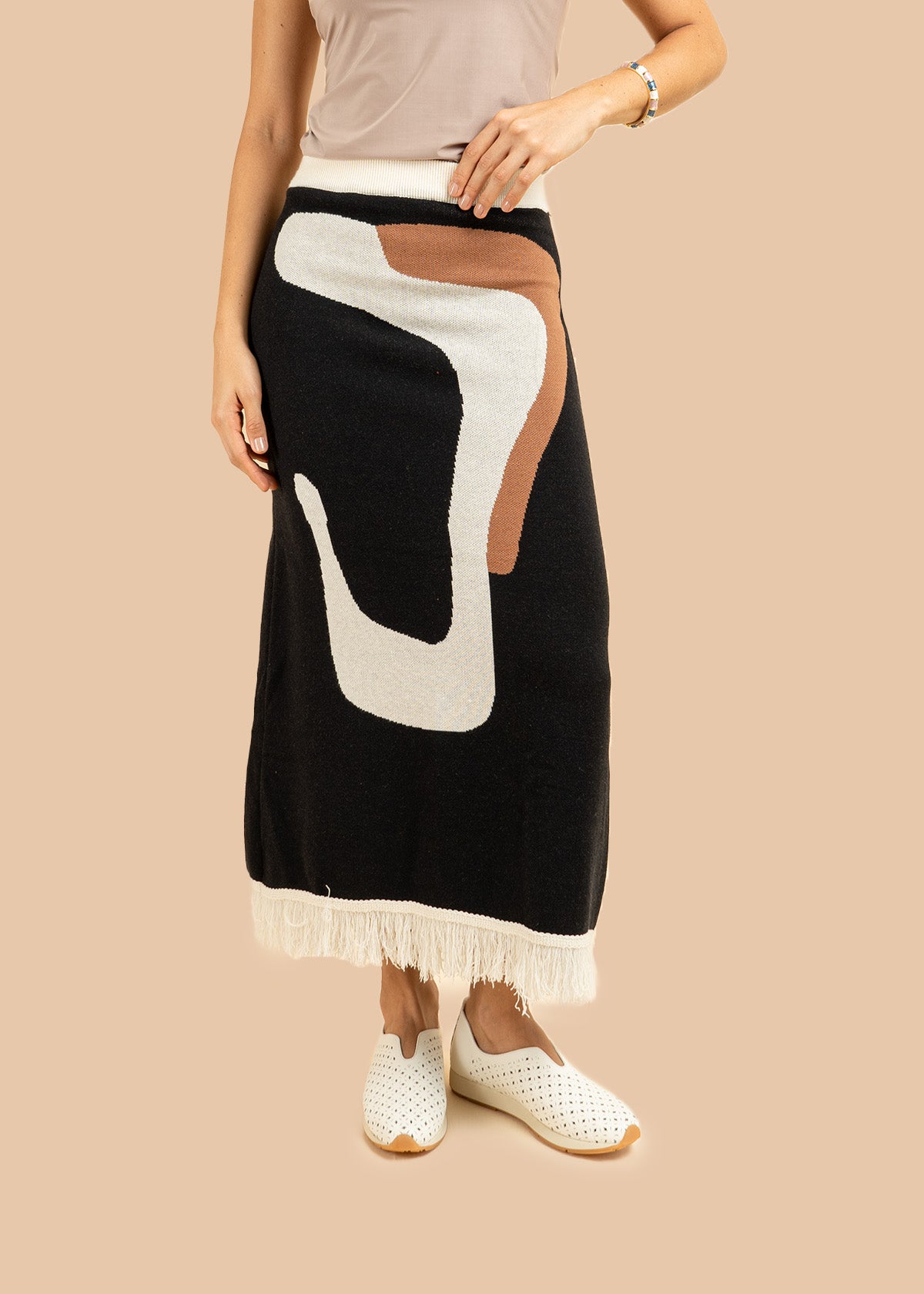 Falda larga tejida color negro con flecos 106503