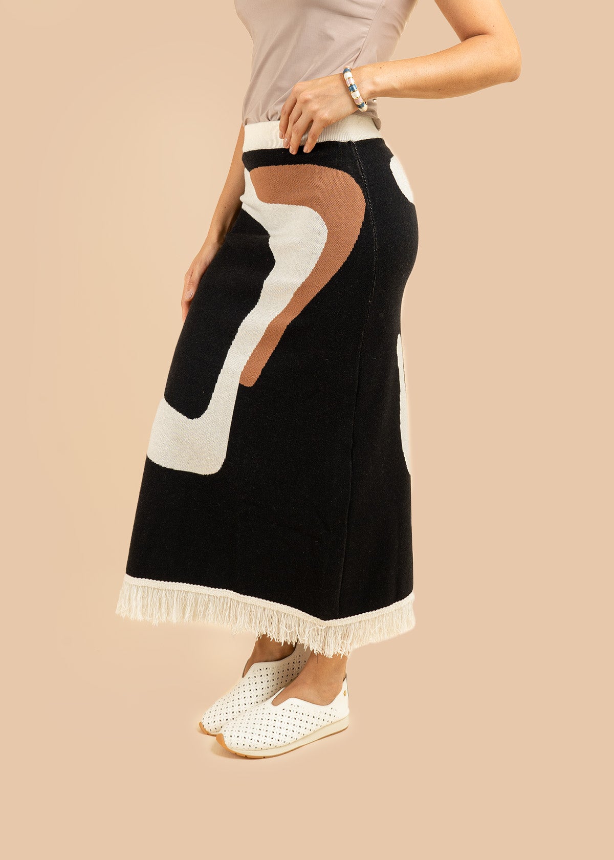 Falda larga tejida color negro con flecos 106503