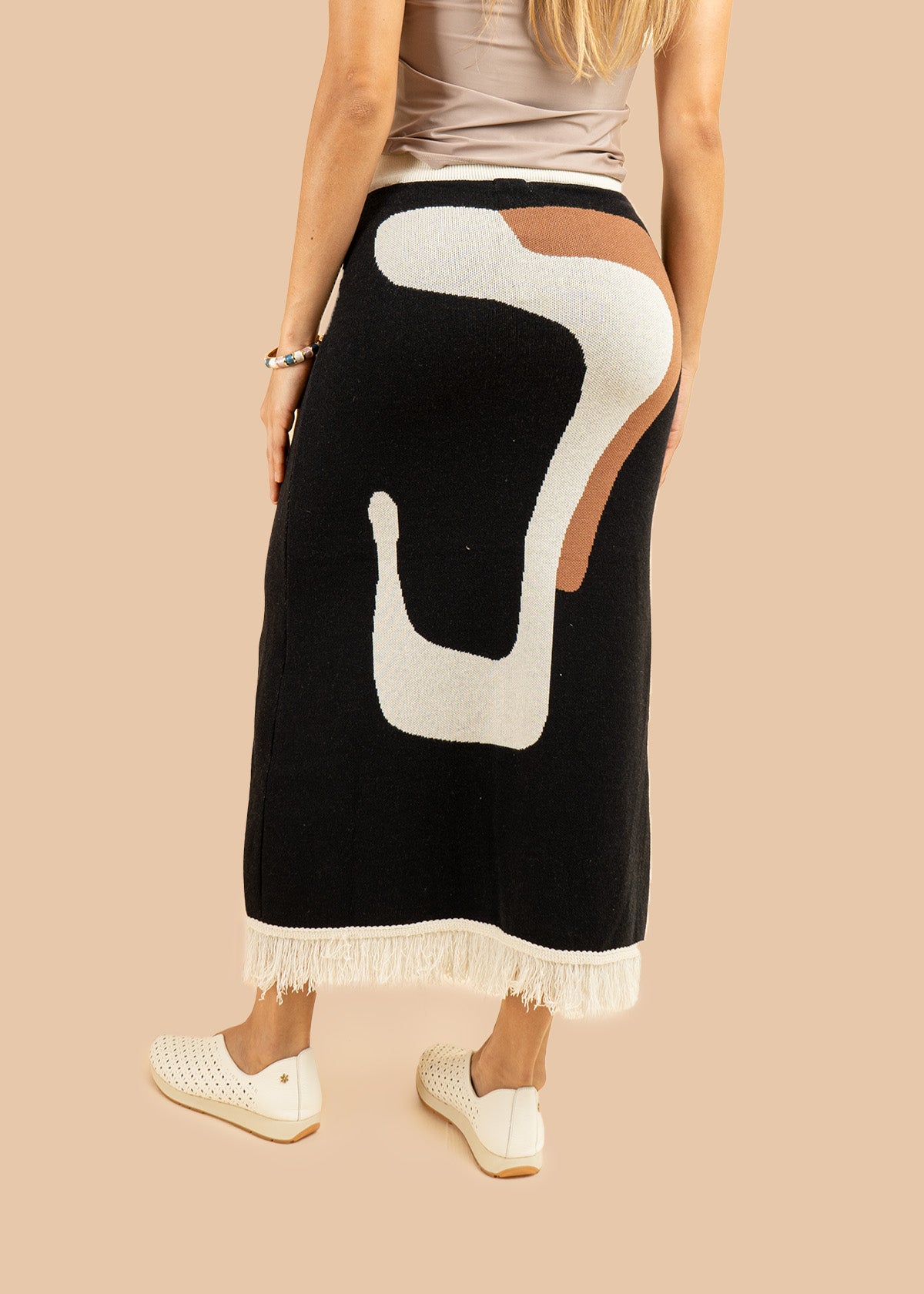 Falda larga tejida color negro con flecos 106503