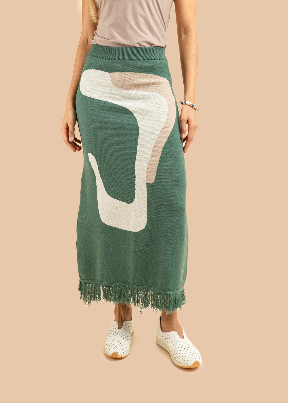 Falda larga tejida color verde con flecos 106503