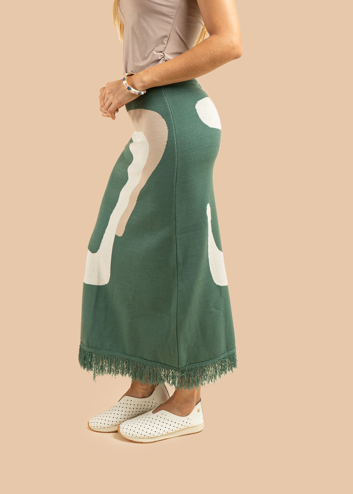 Falda larga tejida color verde con flecos 106503