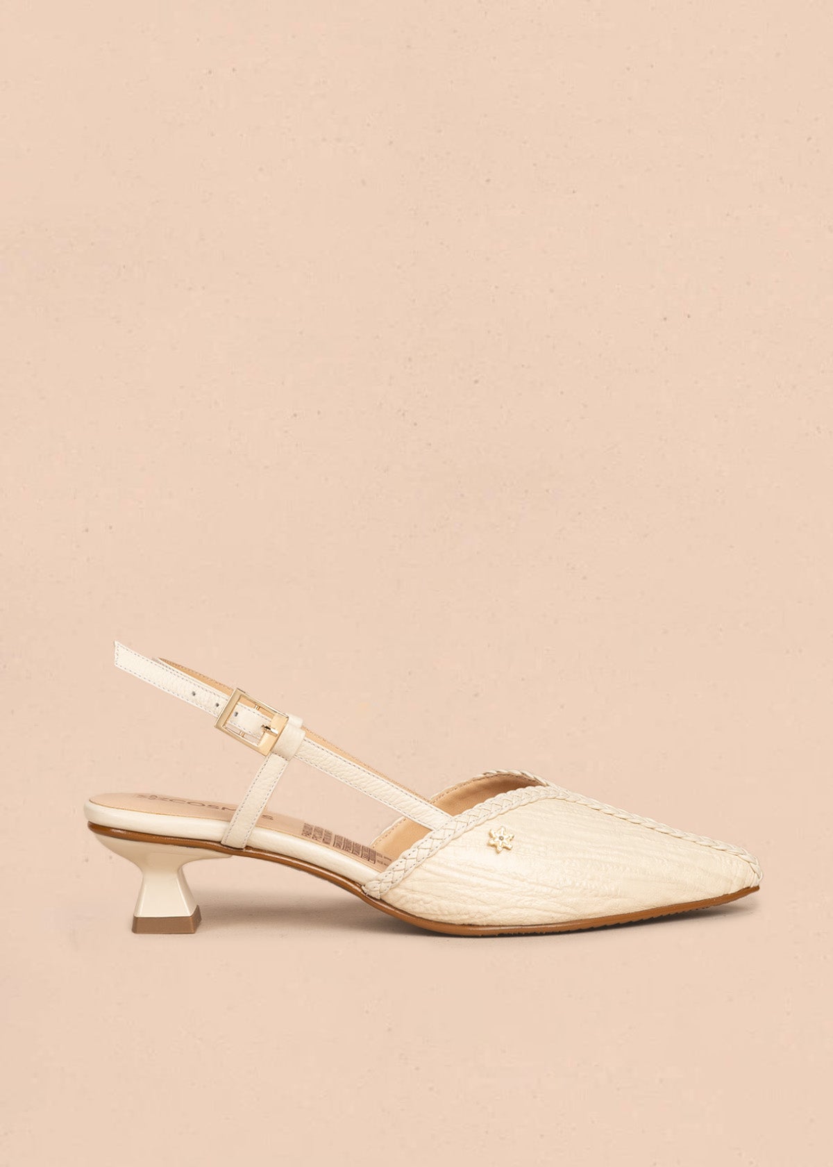Tacones trabilla de cuero color beige con trenzado decorativo 106504