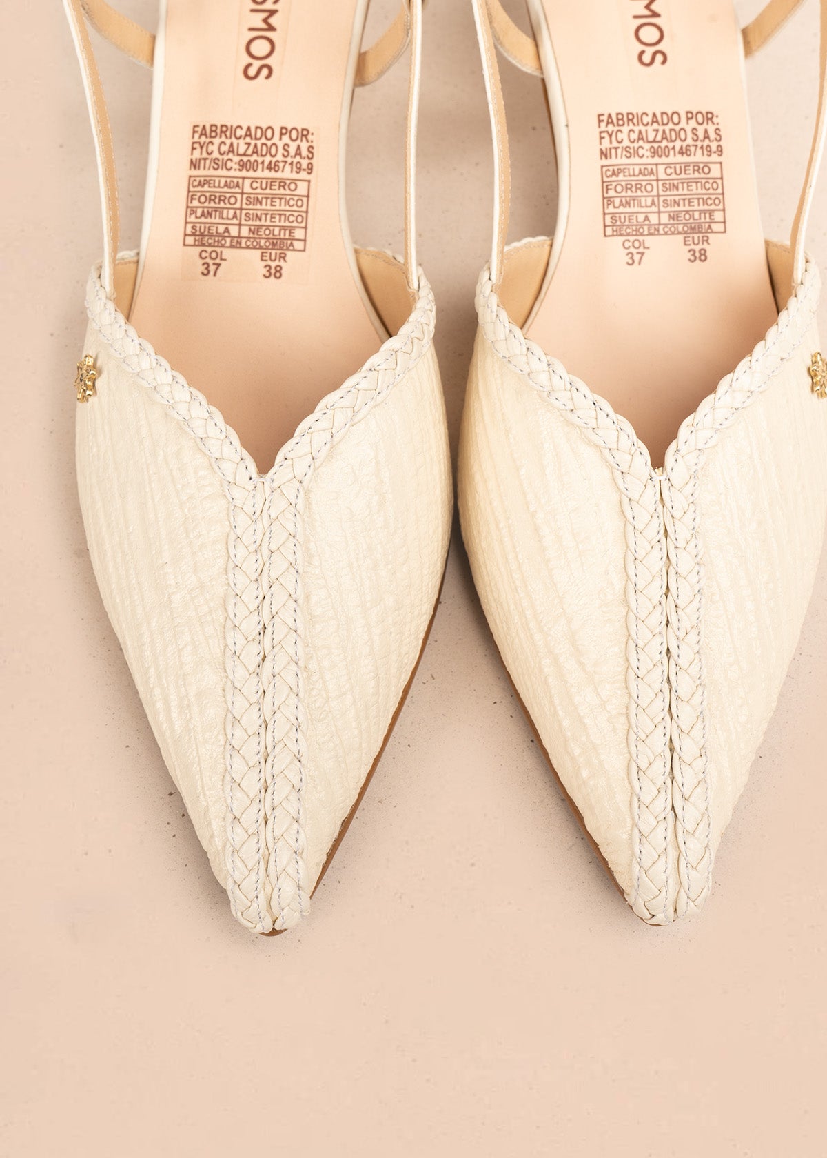 Tacones trabilla de cuero color beige con trenzado decorativo 106504