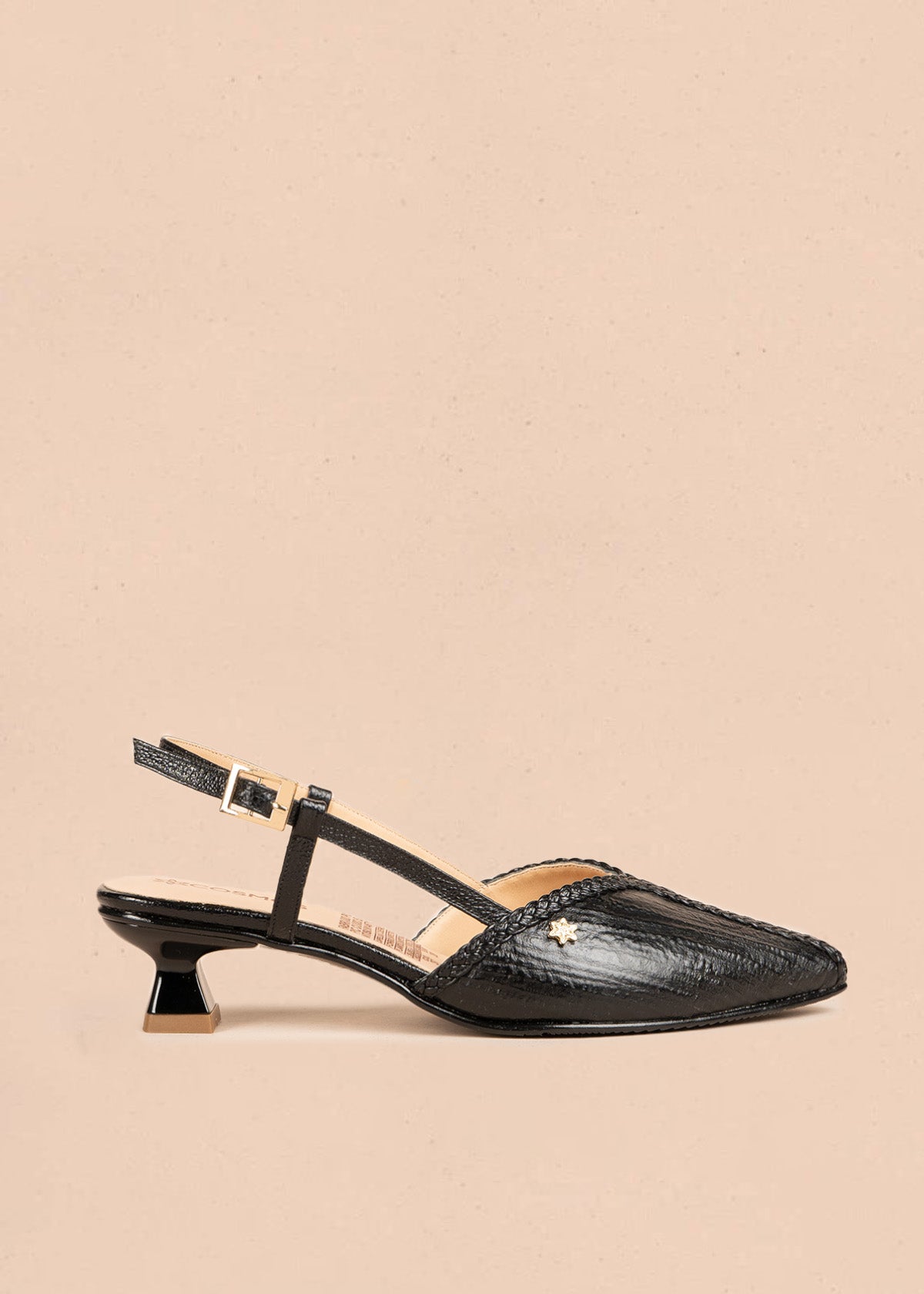 Tacones trabilla de cuero color negro con trenzado decorativo 106504