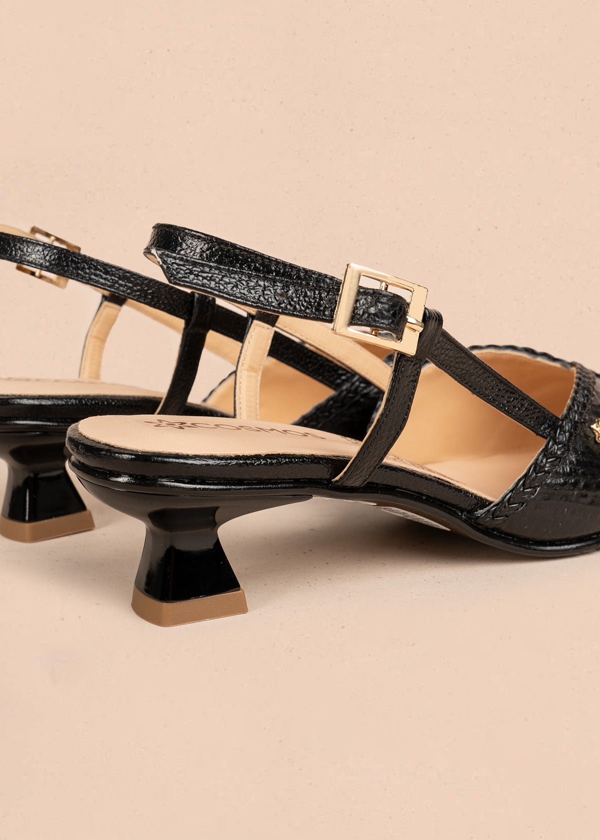 Tacones trabilla de cuero color negro con trenzado decorativo 106504