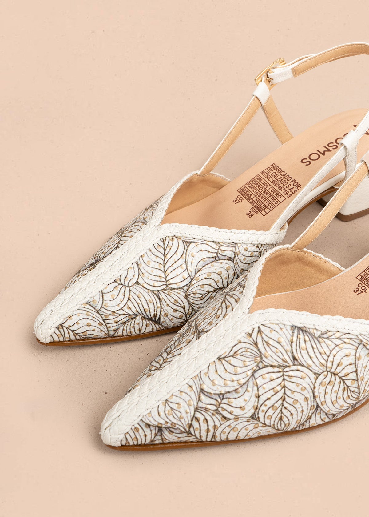 Tacones trabilla en cuero color blanco con detalle floral 106505