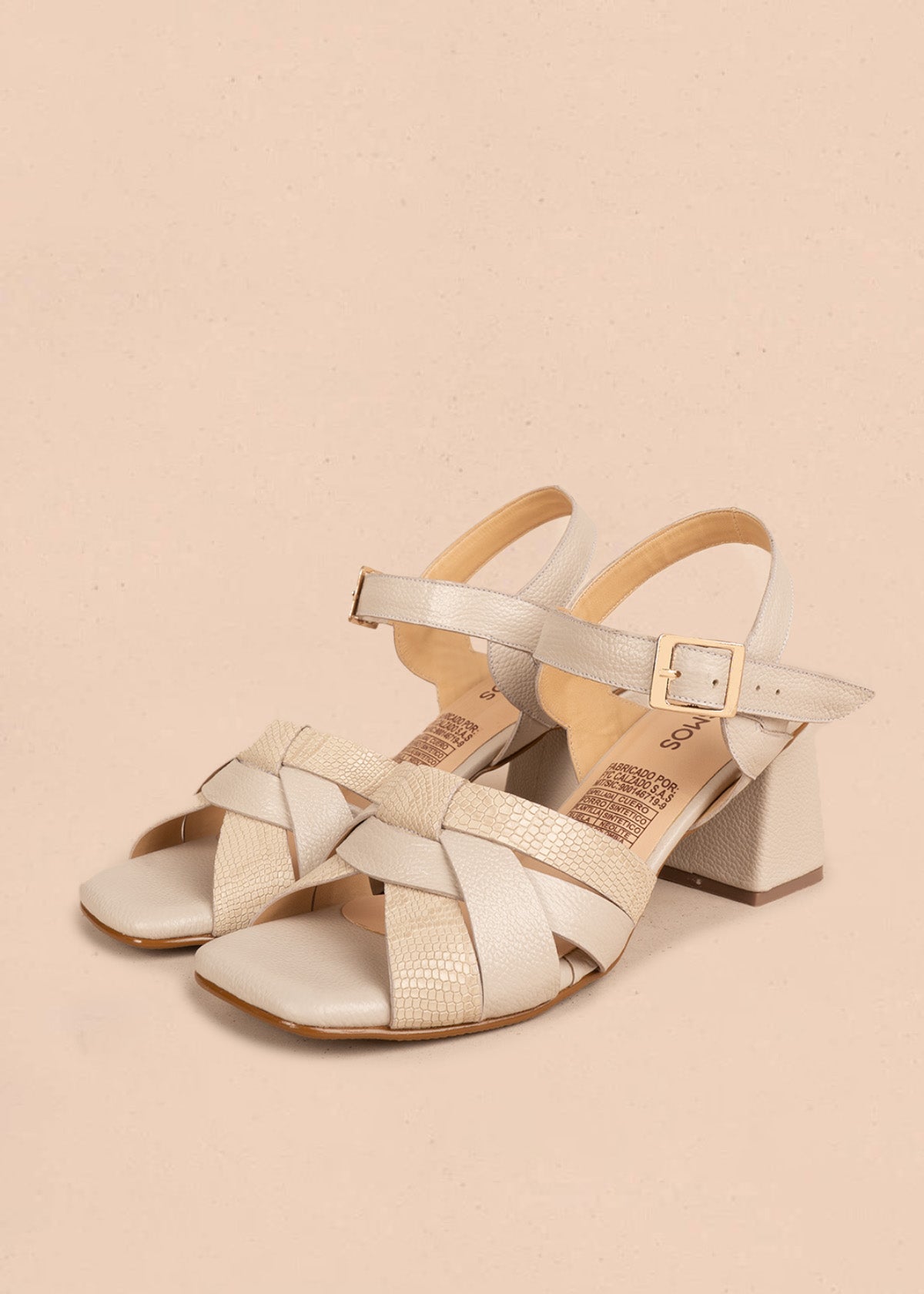 Sandalias de cuero color talco con tiras cruzadas y textura reptil 106506