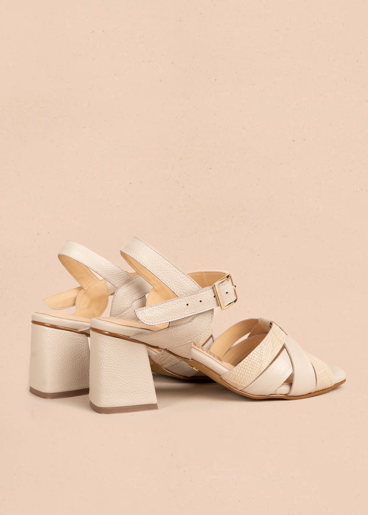 Sandalias de cuero color talco con tiras cruzadas y textura reptil 106506