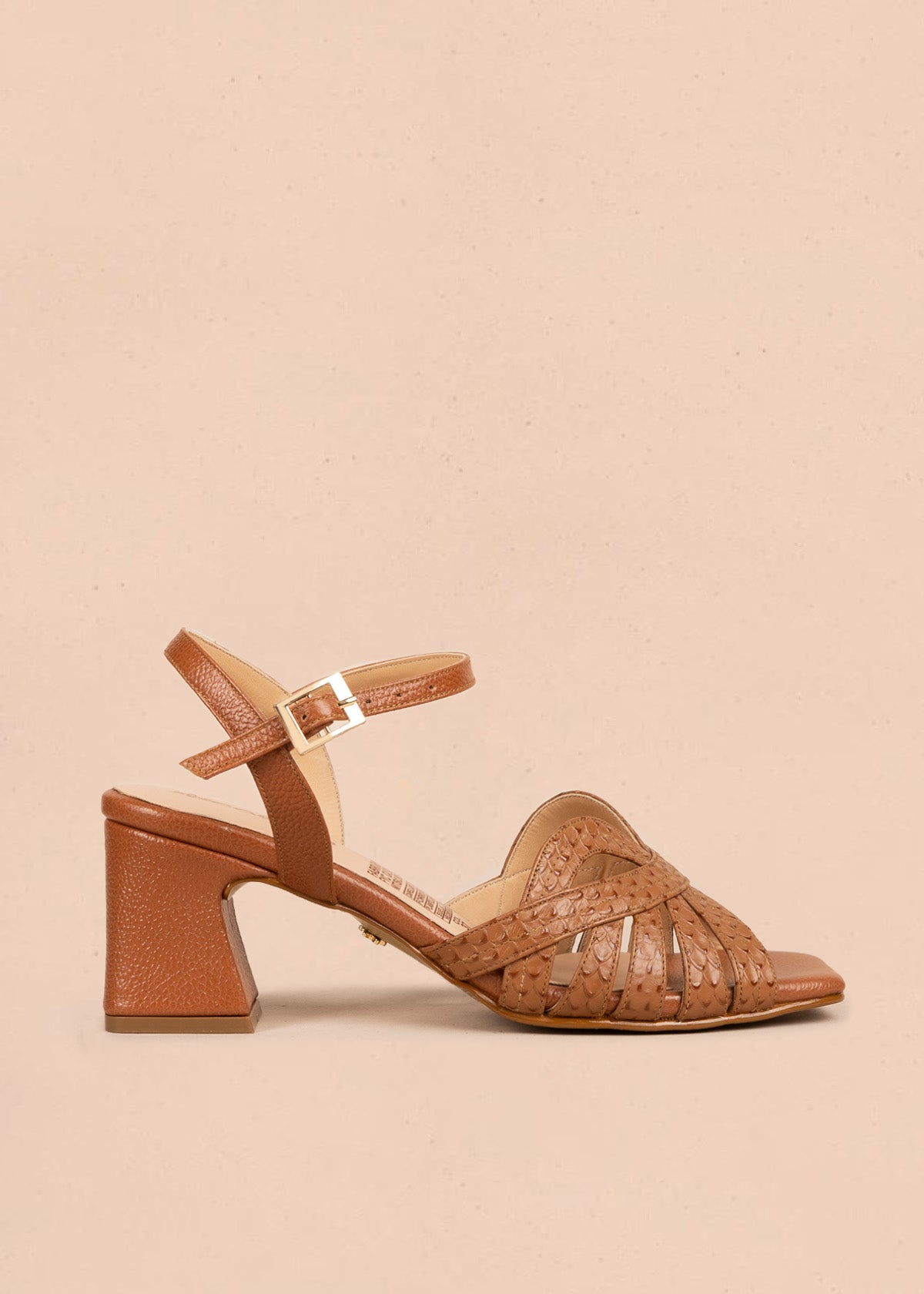 Sandalias de cuero color miel con tiras cruzadas y textura reptil 106507