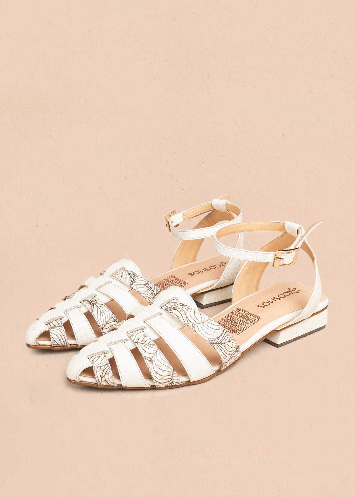Tacones trabilla en cuero color talco tipo cangrejera 106508