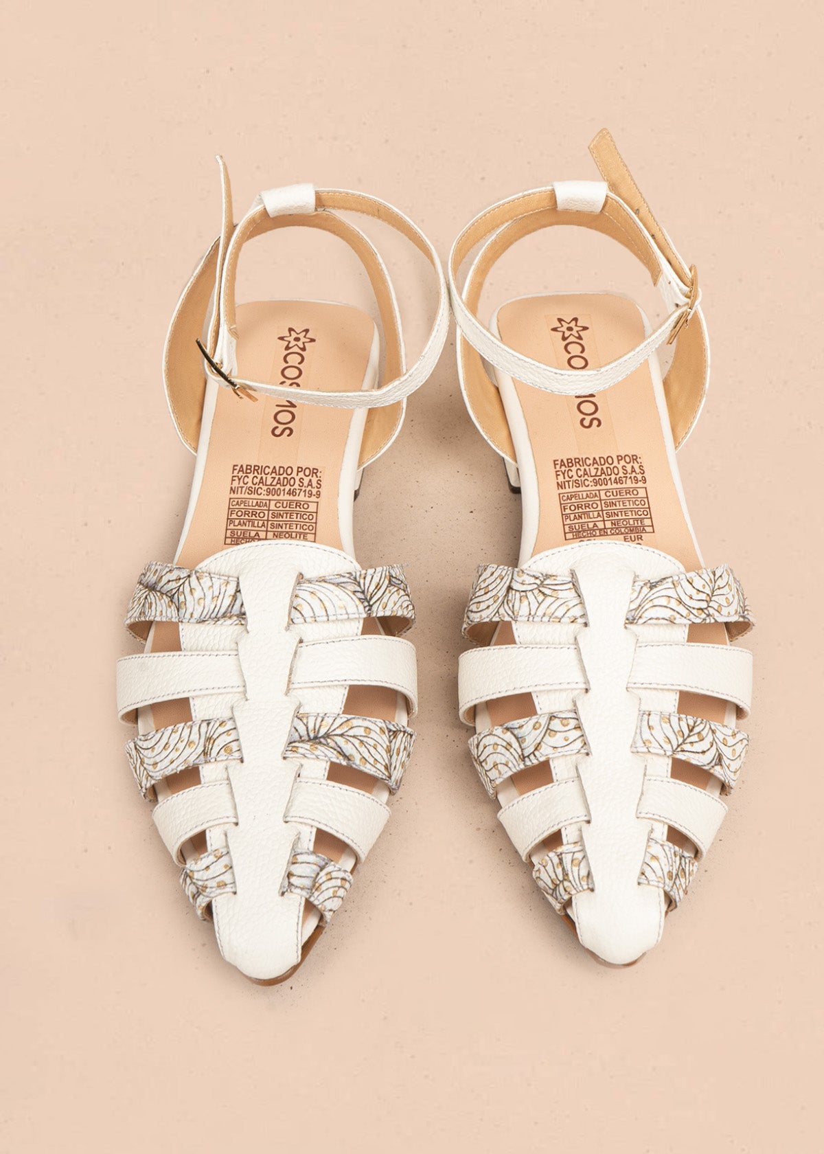 Tacones trabilla en cuero color talco tipo cangrejera 106508