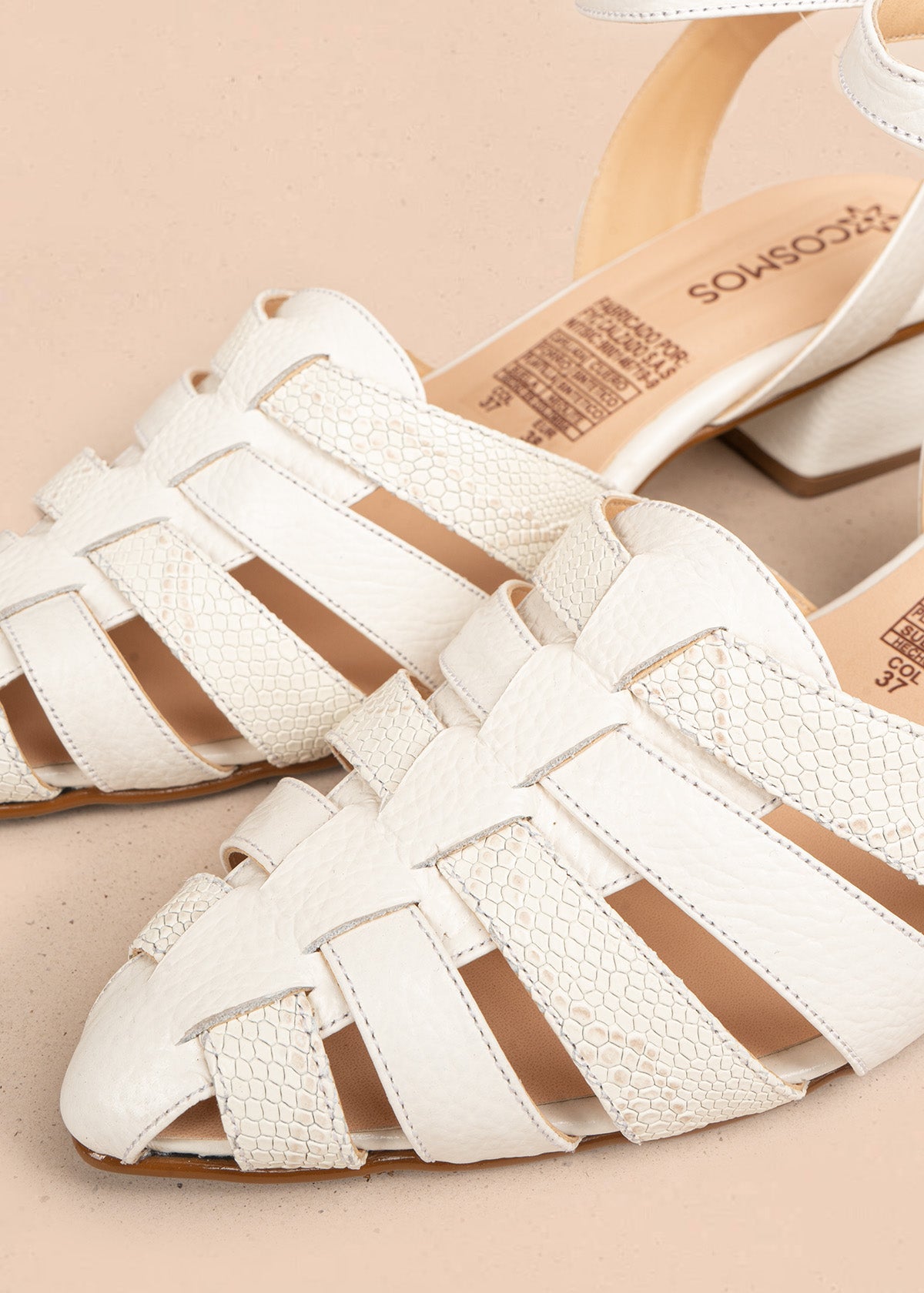 Tacones trabilla en cuero color talco con tiras cruzadas 106509