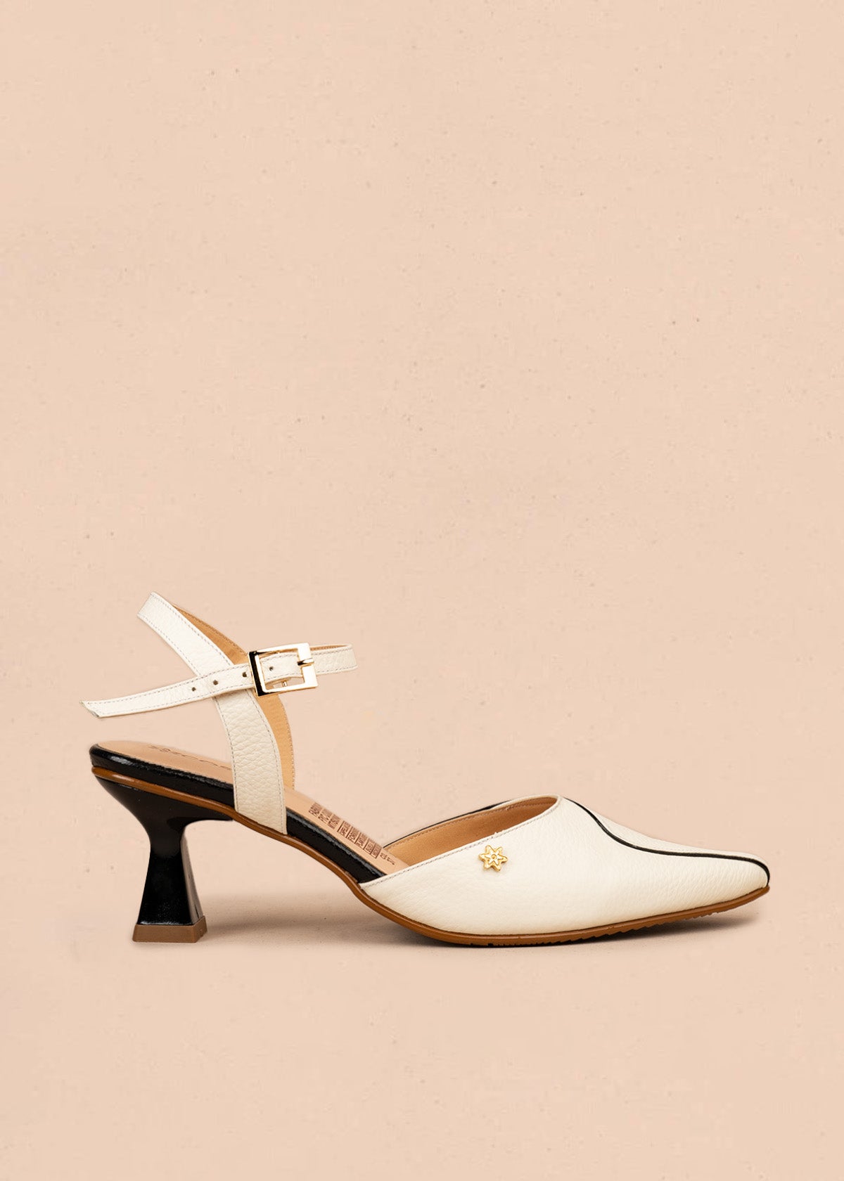 Tacones trabilla en cuero color blanco con detalle de ribete 106510