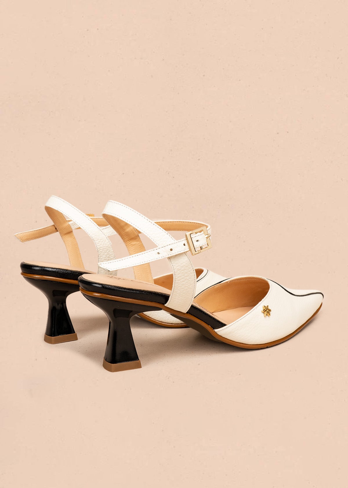 Tacones trabilla en cuero color blanco con detalle de ribete 106510