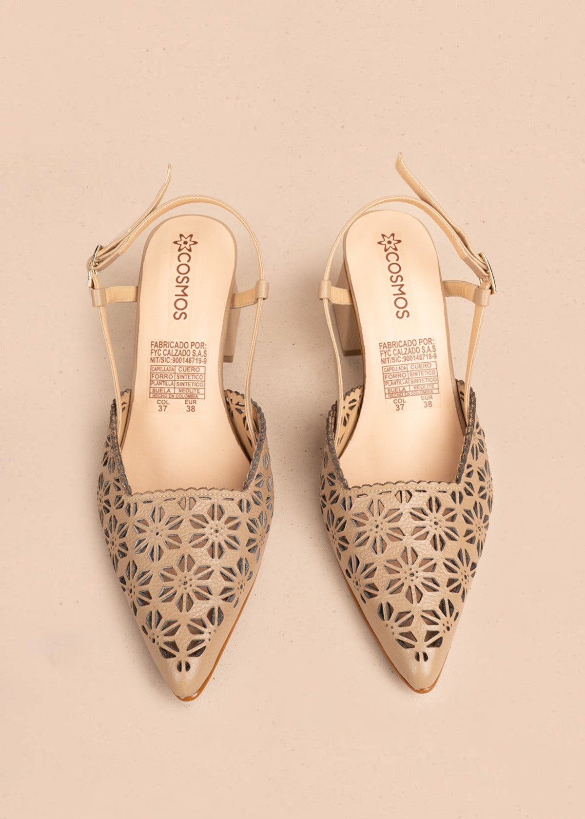 Tacones trabilla en cuero color arena con perforaciones florales 106512