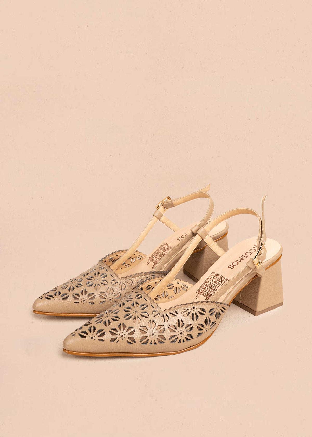 Tacones trabilla en cuero color arena con perforaciones florales 106512