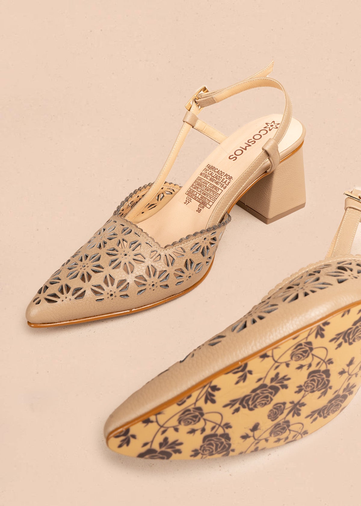 Tacones trabilla en cuero color arena con perforaciones florales 106512