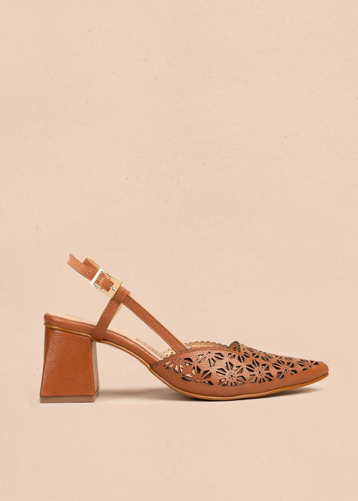 Tacones trabilla en cuero color miel con perforaciones florales 106512