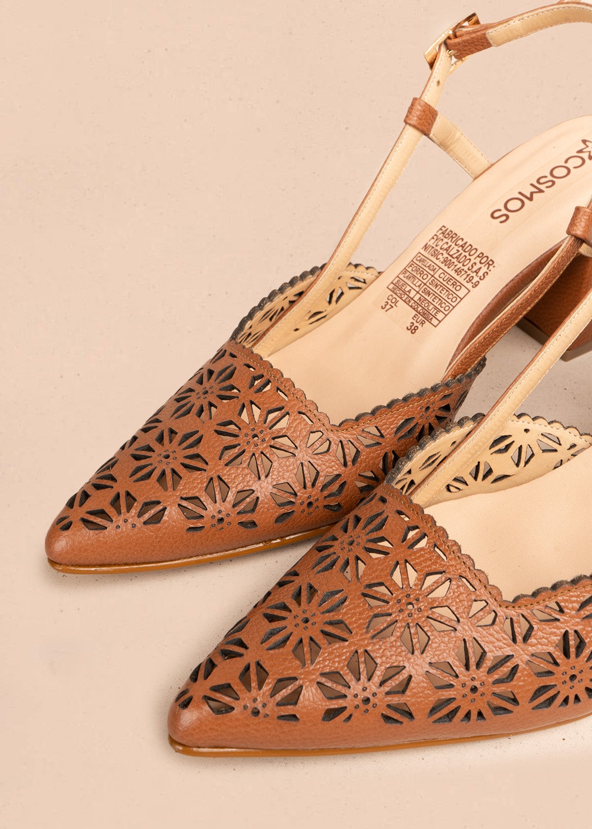 Tacones trabilla en cuero color miel con perforaciones florales 106512
