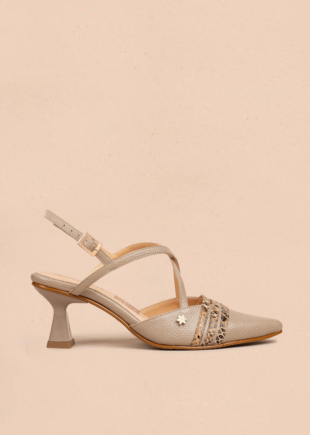 Tacón trabilla en cuero color taupe 106514