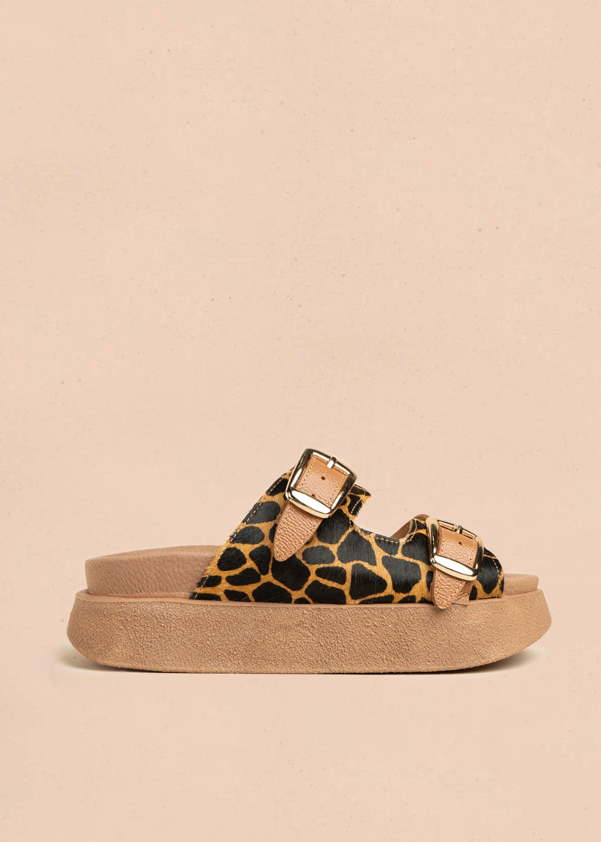 Sandalias planas de cuero color miel con detalle animal print 106515