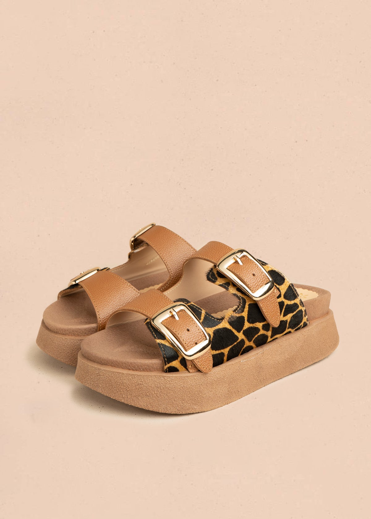Sandalias planas de cuero color miel con detalle animal print 106515