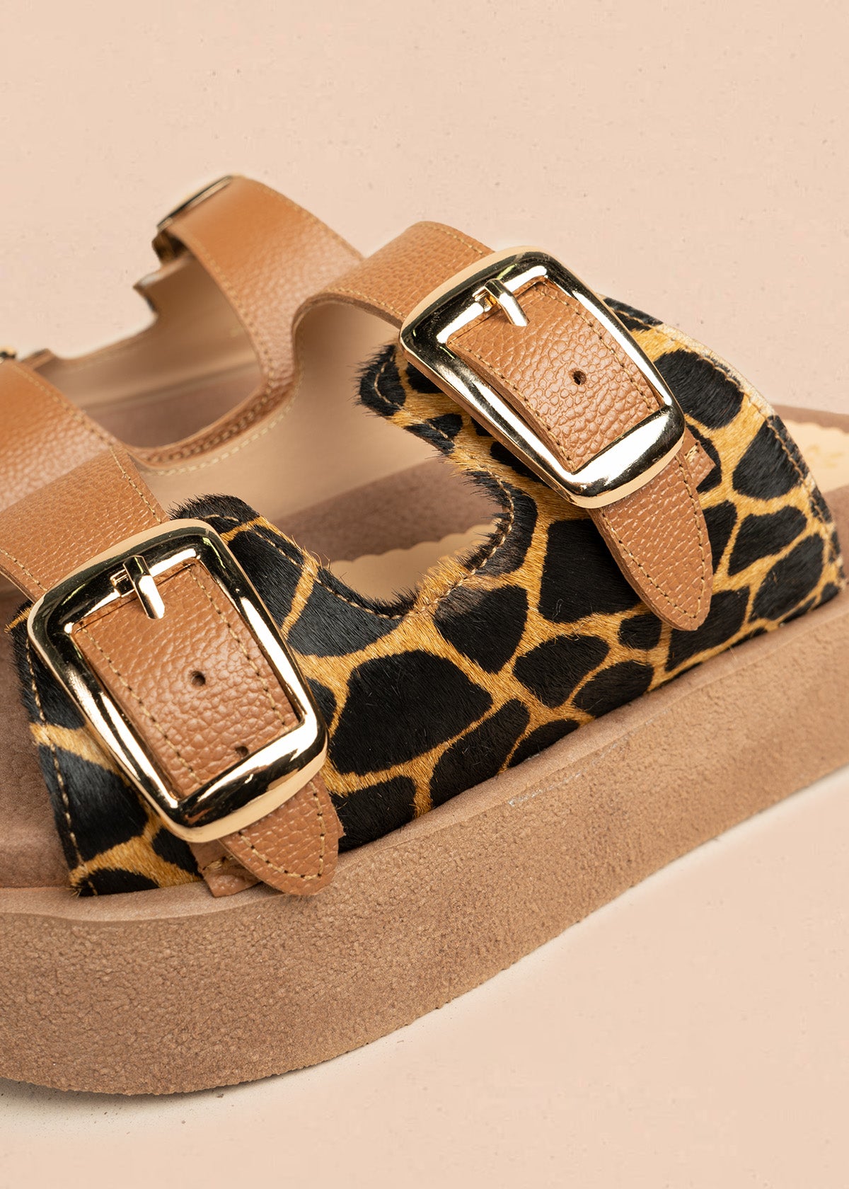 Sandalias planas de cuero color miel con detalle animal print 106515