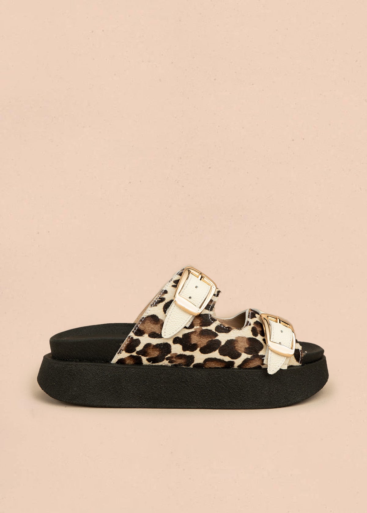 Sandalias planas de cuero color talco con detalle animal print 106515