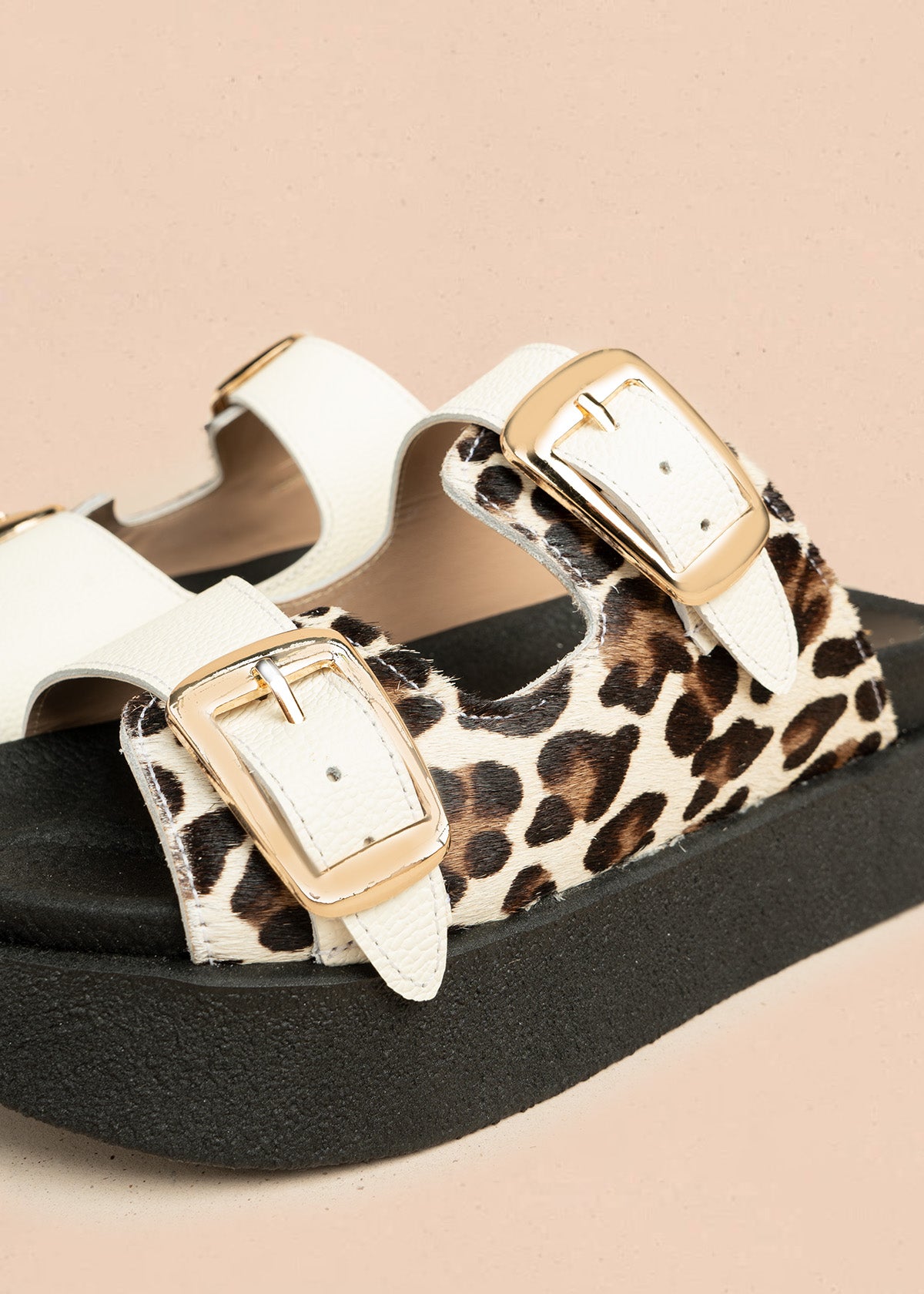 Sandalias planas de cuero color talco con detalle animal print 106515