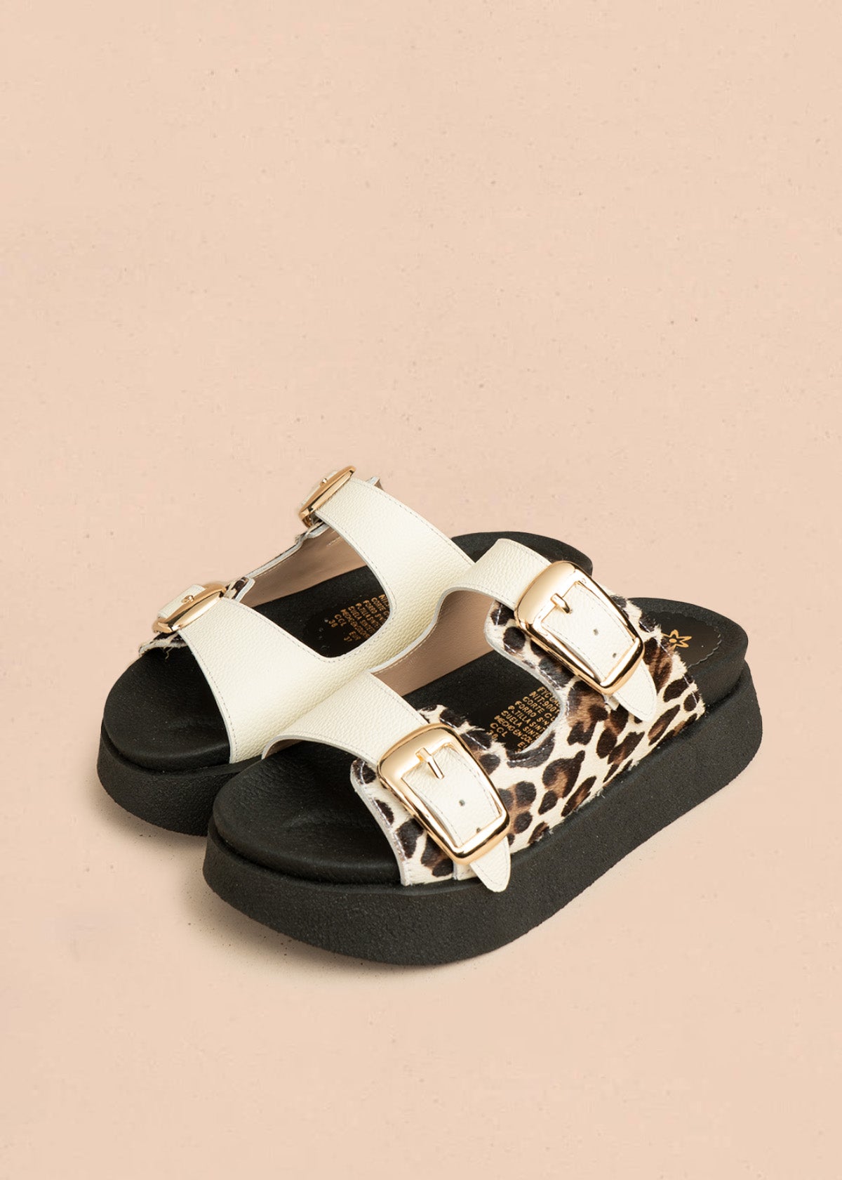 Sandalias planas de cuero color talco con detalle animal print 106515