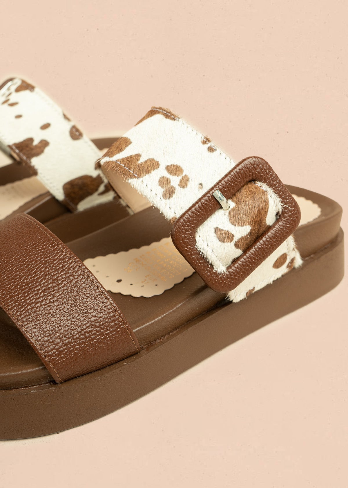 Sandalias en cuero color café con detalles animal print 106516