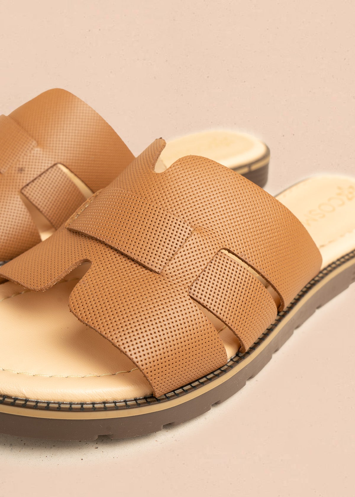 Sandalias planas en cuero color miel con textura microperforada 106517