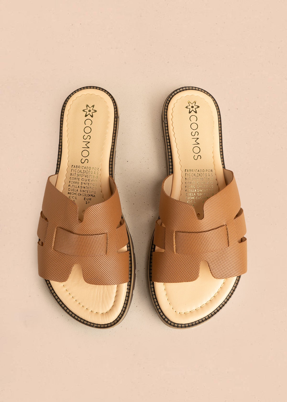 Sandalias planas en cuero color miel con textura microperforada 106517