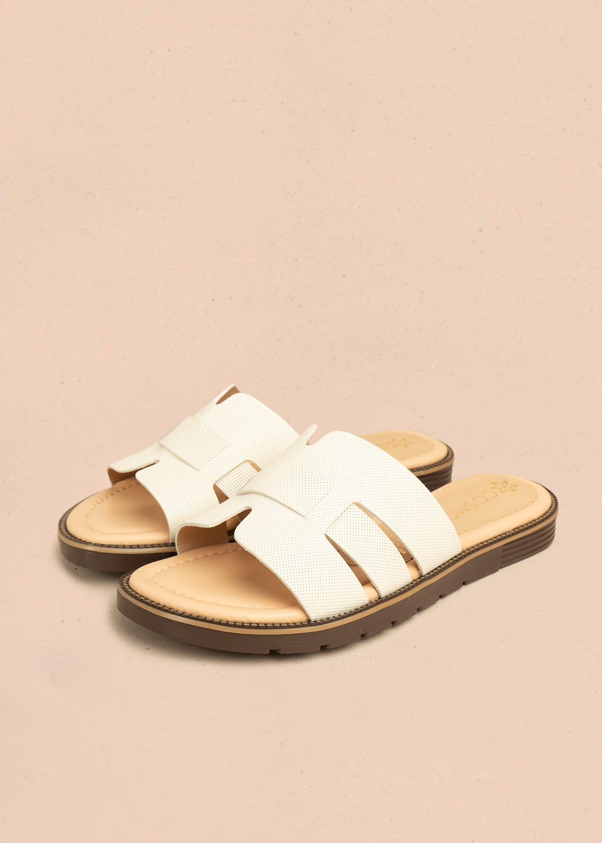 Sandalias planas en cuero color talco con textura microperforada 106517