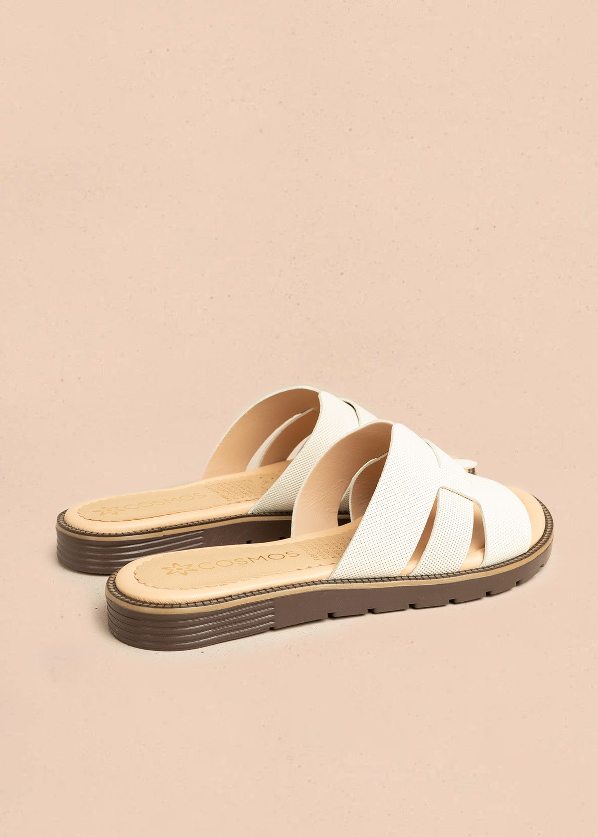 Sandalias planas en cuero color talco con textura microperforada 106517