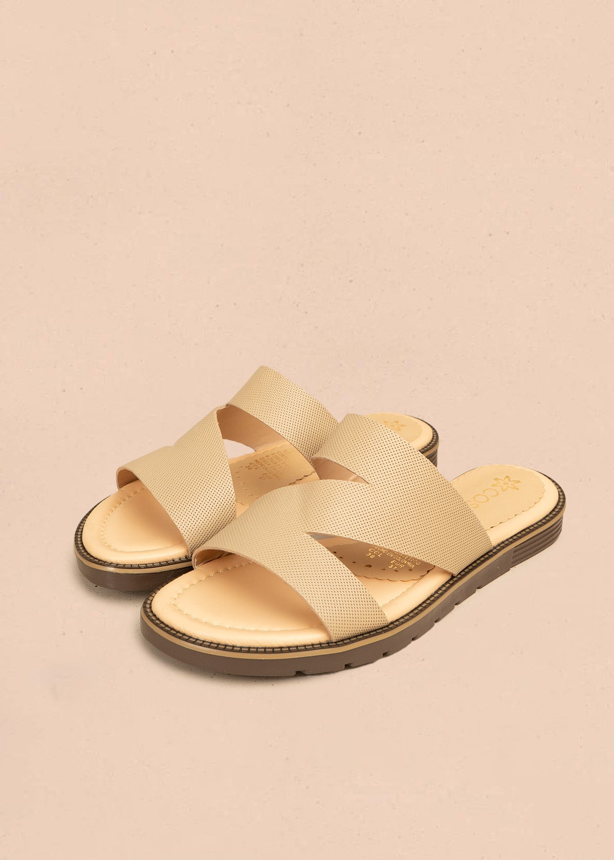 Sandalias planas de cuero color camel textura microperforada 106518