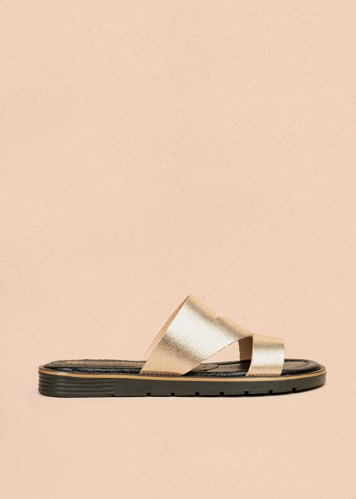 Sandalias planas de cuero color dorado textura microperforada 106518