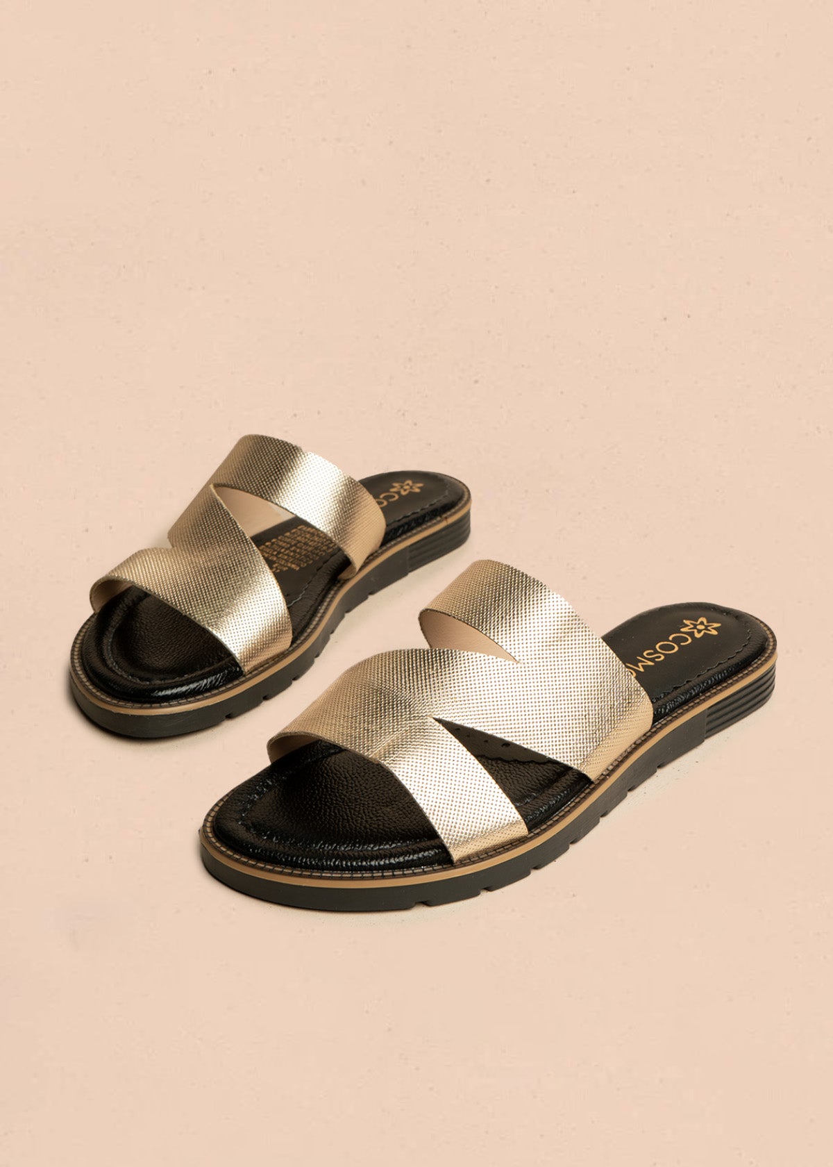 Sandalias planas de cuero color dorado textura microperforada 106518