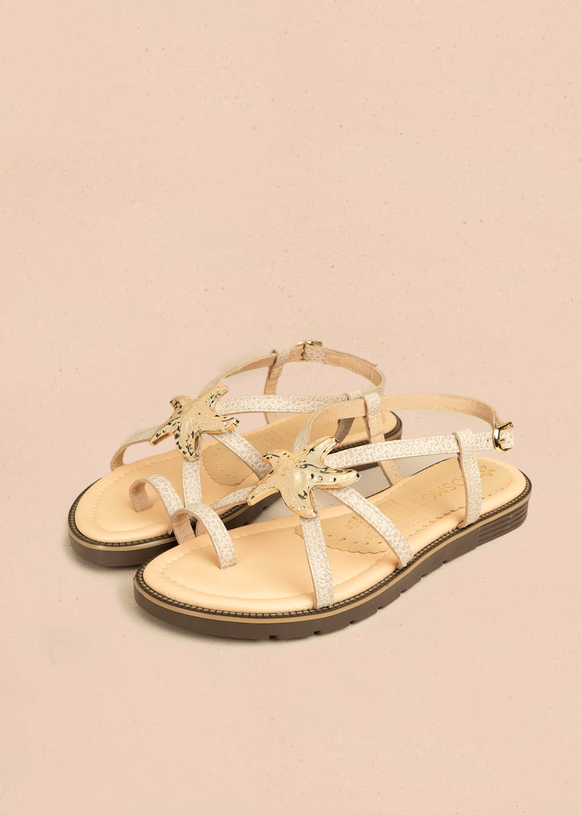 Sandalias planas color blanco con detalle de estrella marina metálica 106519