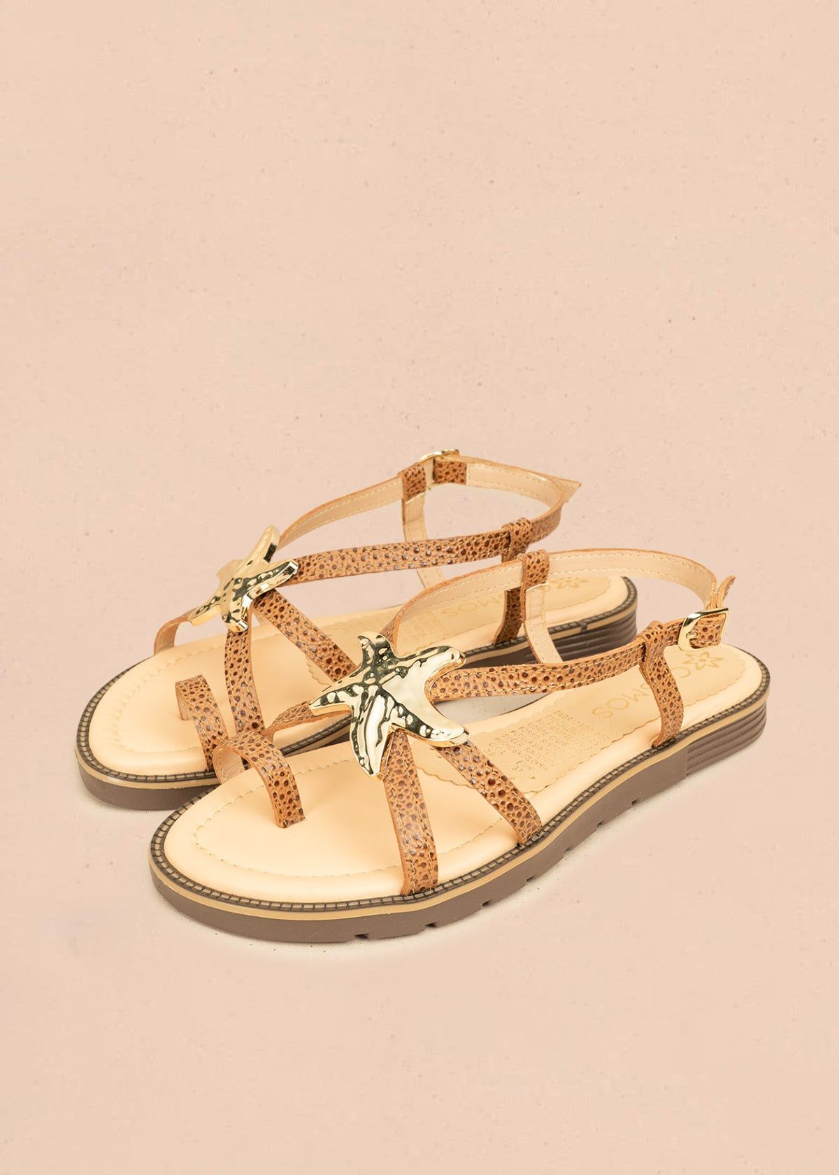 Sandalias planas color miel con detalle de estrella marina metálica 106519