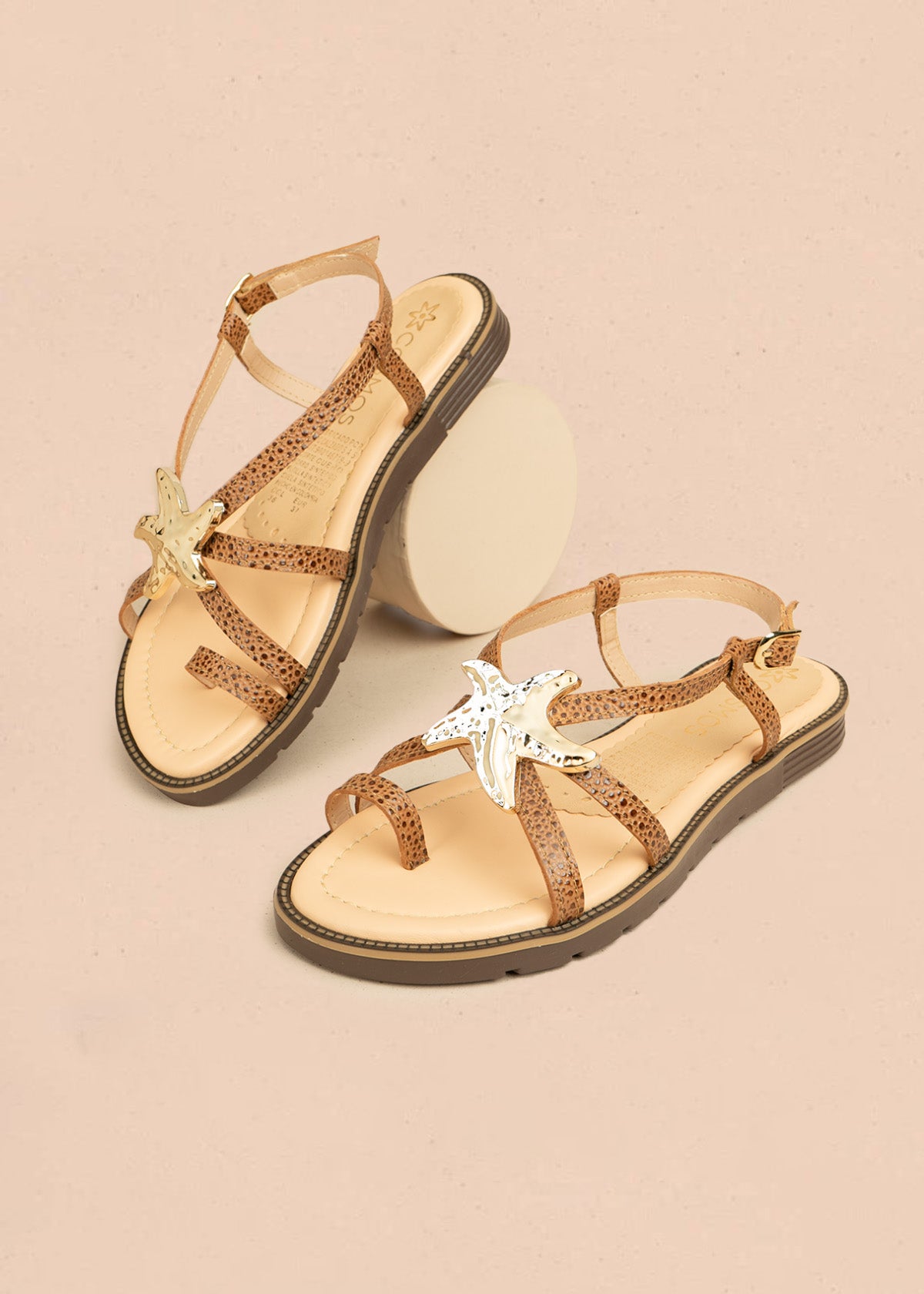 Sandalias planas color miel con detalle de estrella marina metálica 106519