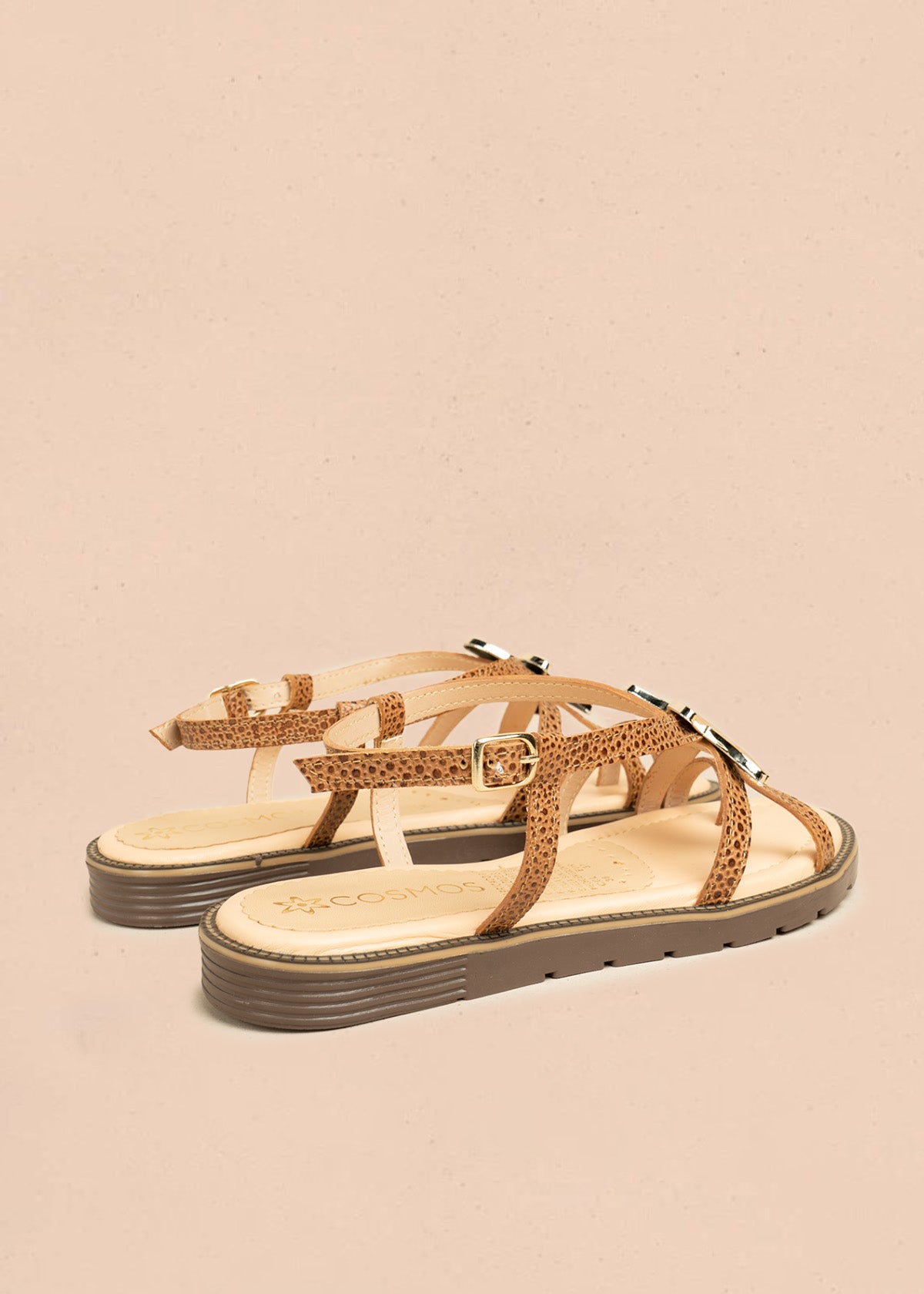 Sandalias planas color miel con detalle de estrella marina metálica 106519