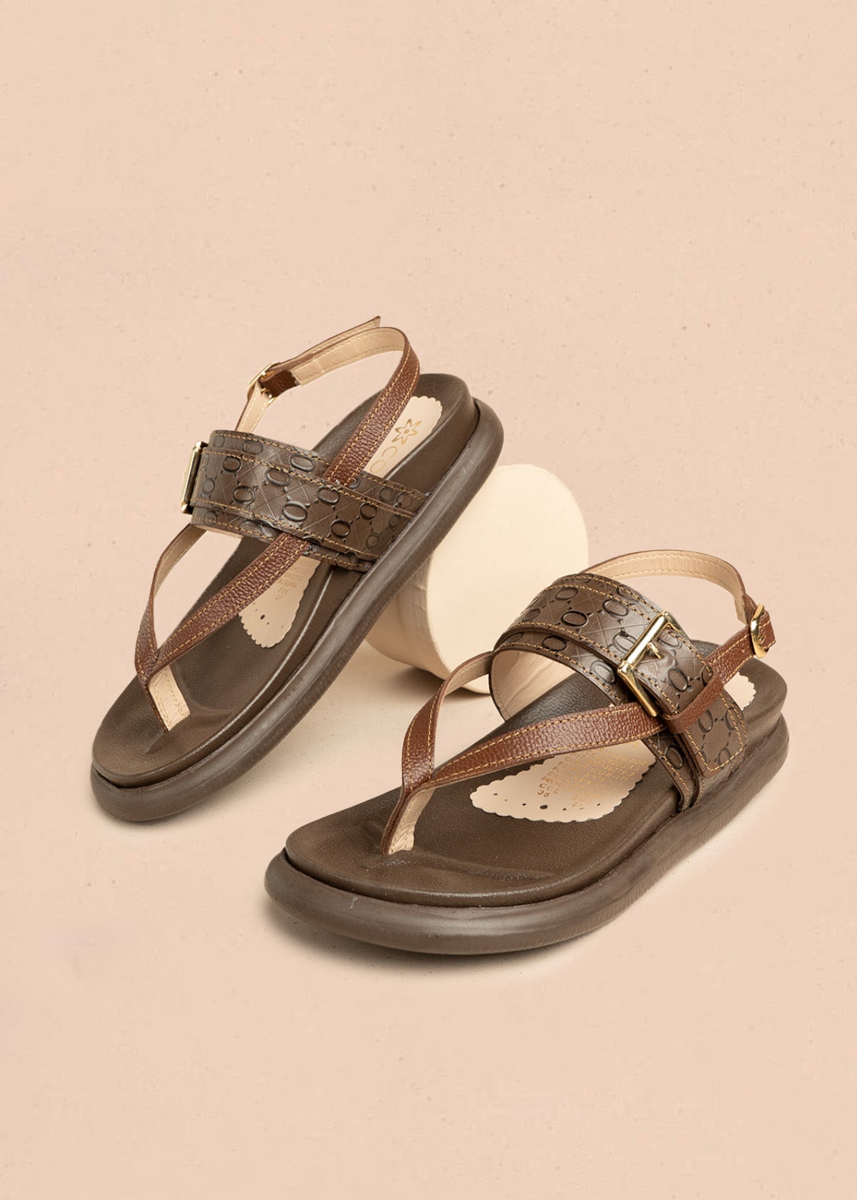 Sandalias planas en cuero color café con doble correa 106520