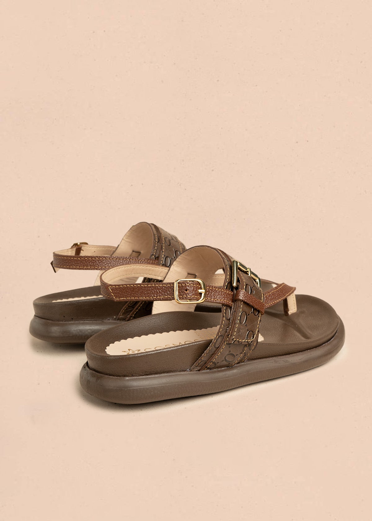 Sandalias planas en cuero color café con doble correa 106520